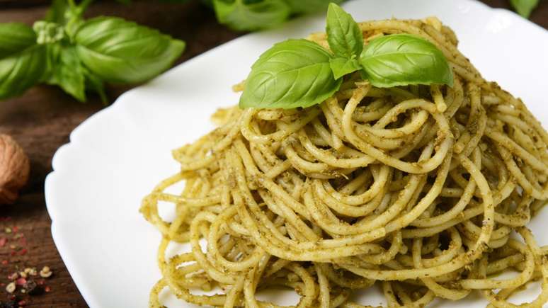 Espaguete ao molho pesto est&aacute; entre as receitas vegetarianas f&aacute;ceis