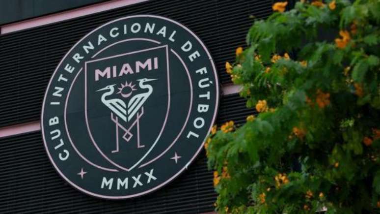 O escudo do Inter Miami, com o ano de estreia em algarismos romanos (2020)