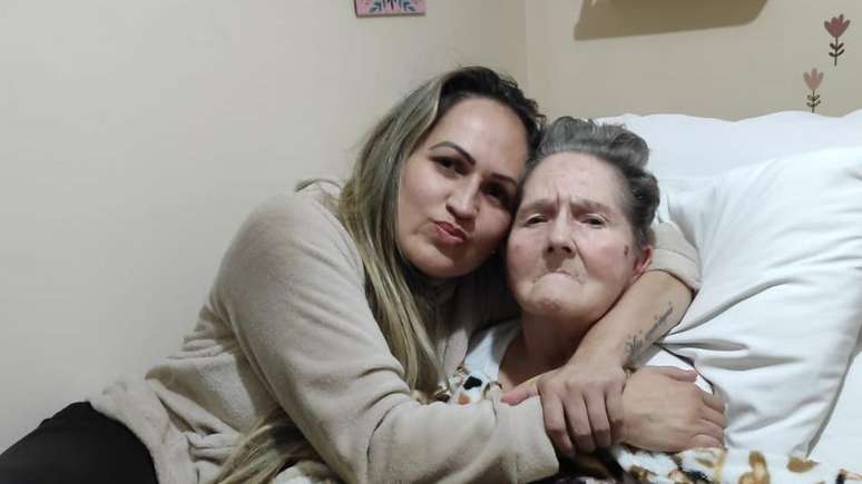 Daiane takes care of her mother, Maria Joana, and her 7-year-old son: 'When you are having a baby, you want your mother to be by your side.  But with me it happened that I was orphaned of a mother and I started having an extra daughter'