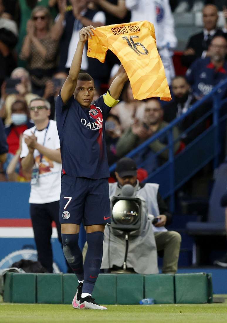Mbapp&eacute; comemora gol homenageando Sergio Rico
