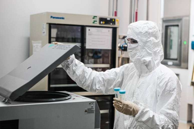 Produ&ccedil;&atilde;o da vacina contra dengue no Instituto Butantan