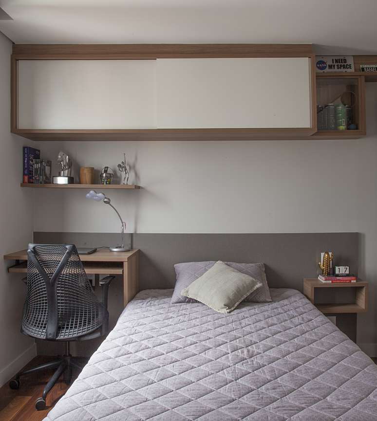 Betting on gray headboards can be a good idea when you have wooden elements in the furniture composition, according to the specialist.