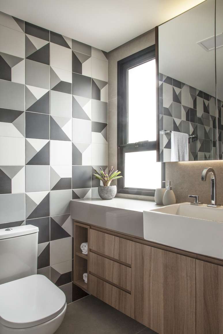 In this project, the architect presents a floor in gray porcelain stoneware and a wall covering with ceramic tiles in various shades of grey, which form an enchanting geometry.