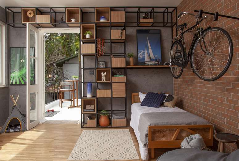 Environment presented at the Casa Saudável Exhibition, where gray entered with the effect of burnt concrete on the back wall, enhancing all the objects and the carpentry.  Matched very well with the wooden, black and blue frame.