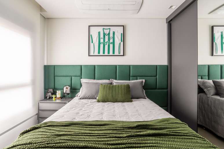 Here, the architect has chosen to use gray on the headboard, wardrobe door and cushions.  The idea was to highlight the green color that had been requested by the client, given that he supports Palmeiras.