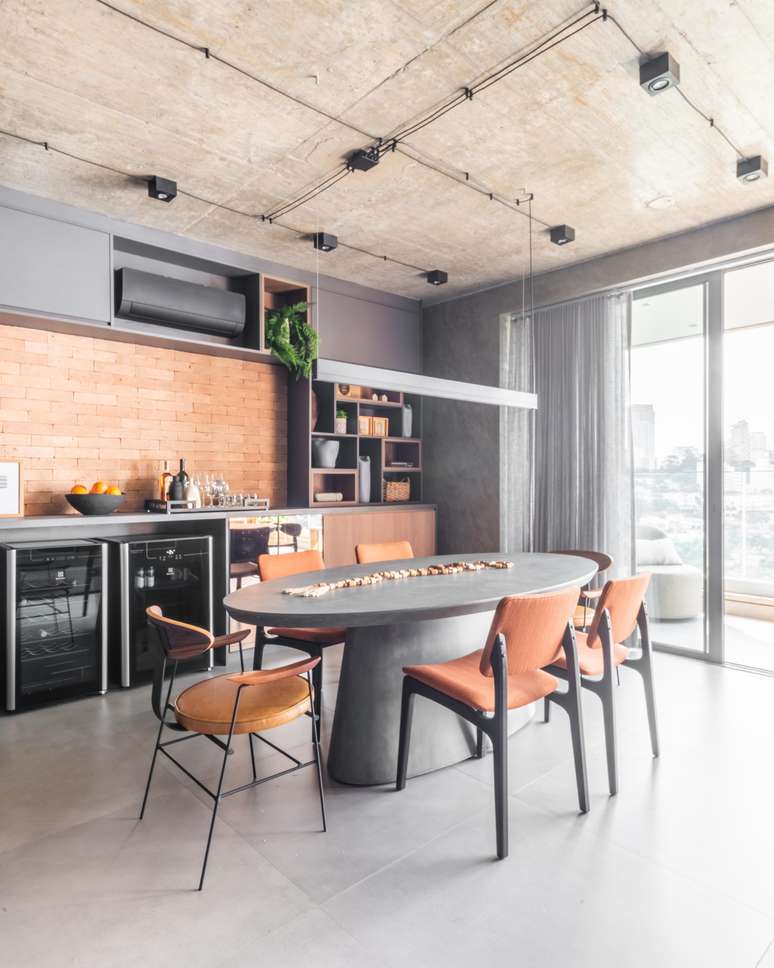 In this project, the dining table stands out with its gray tone.  We can see the slab in the same shade and how it blends well with the black.  The architect usually uses black window frames when the slab is most evident.  Similarly, the brick wall is in harmony with gray.