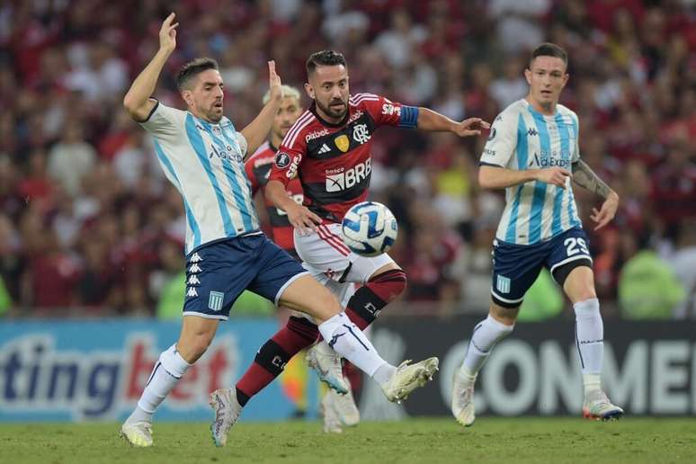 Flamengo derrotou o Racing em partida difícil, no Maracanã