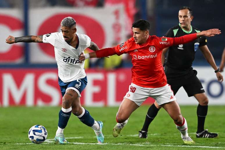 Volante Rômulo (d) combate durante ataque do adversário do Nacional do Uruguai em partida válida pela Copa Libertadores no Parque Central – Pablo Porciuncula/AFP via Getty Images