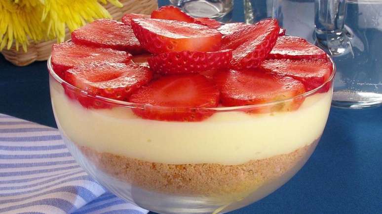 Pav&ecirc; de morango com chocolate branco para os filhos na cozinha