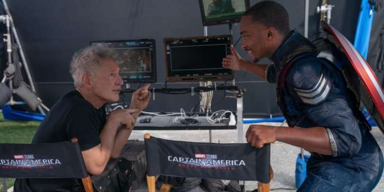 Ford e Mackie nos bastidores de Capit&atilde;o Am&eacute;rica 4.