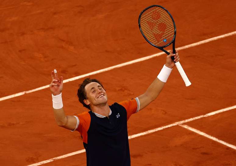 O norueguês Casper Ruud celebra a vitória na semifinal de Roland Garros contra o alemão Alexander Zverev