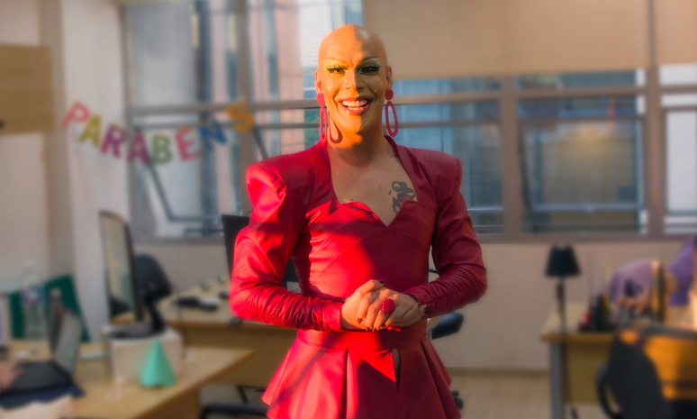A drag apresenta a live oficial da Parada LGBT+, nos perfís de Terra nas redes sociais.