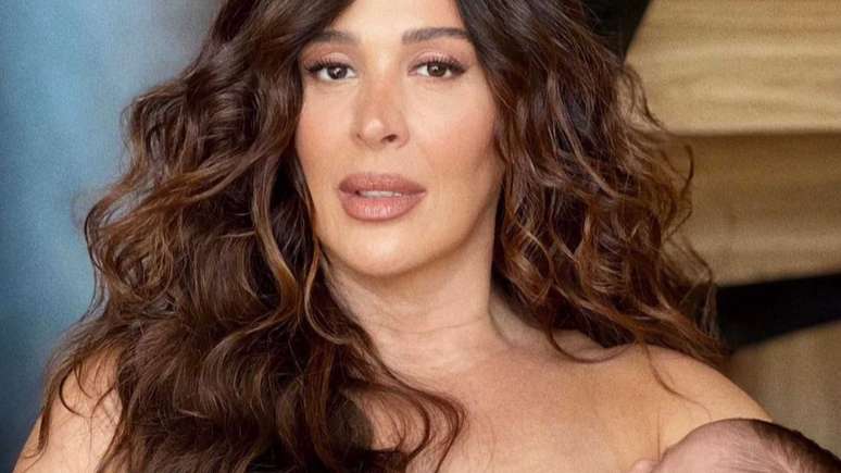 Claudia Raia delights followers by taking her son to the theater