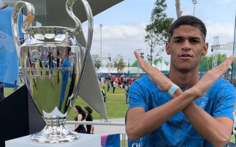Luva de Pedreiro wins the shirt of a Brazilian player and declares who he will support in the Champions League final