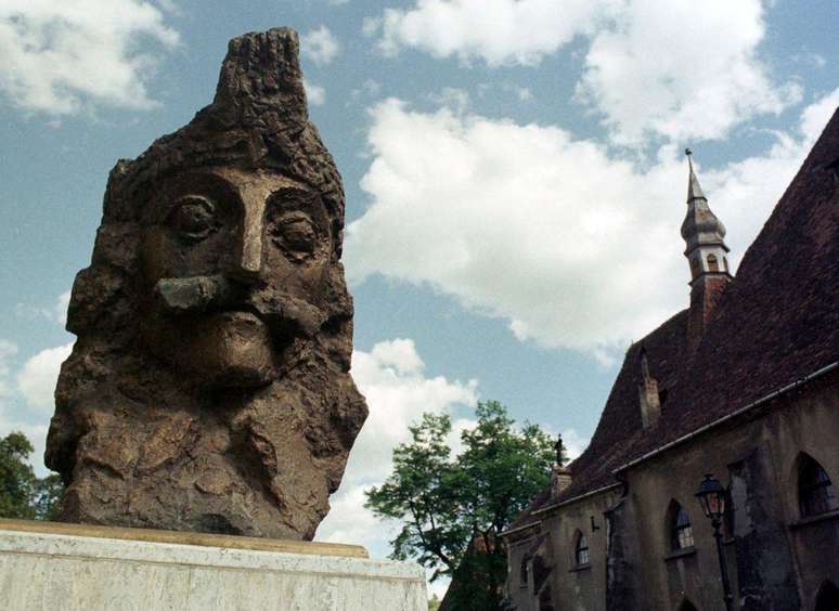 Busto de Vlad Drácula em Sighisoara, na Romênia, local de nascimento do herói militar romeno