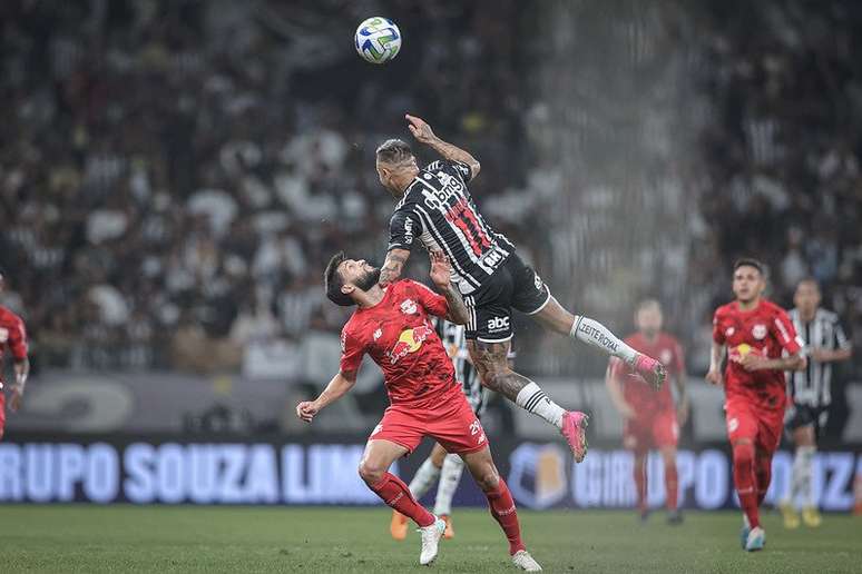 Atlético-MG tropeça no Bragantino e fica atrás do Palmeiras