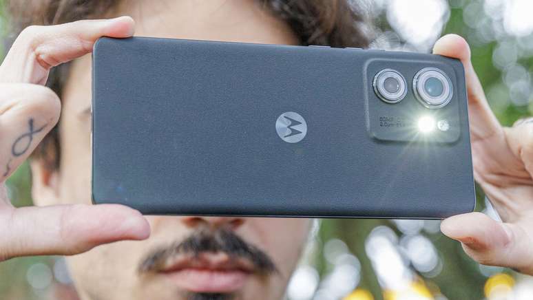 How to format Motorola Edge 40?