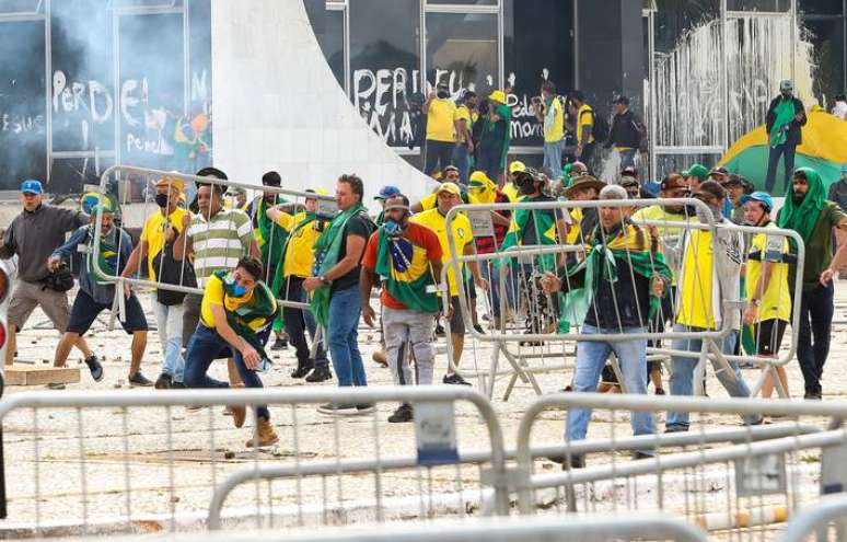 Golpistas removem grades de proteção durante a invasão da Praça dos Três Poderes
