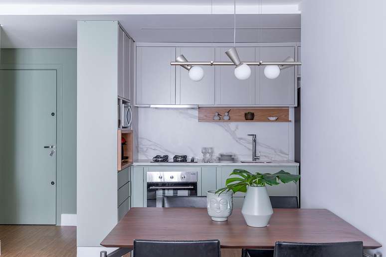 The combination of design and quality engineering is the secret of a kitchen that meets the needs of the resident.  This is what the architect Carina Dal Fabbro has proposed in this project: a look that completes the environment.  Carina opted for mint green and fendi gray and details on the kitchen cabinets in MDF wood.  In the composition of the upper cabinet, the cabinets have received a light gray matt lacquer, in a result that has brought lightness and modernity.