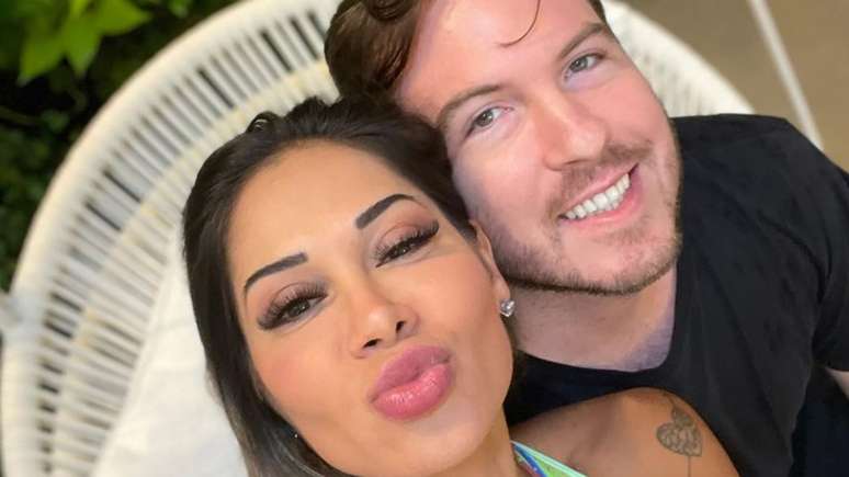 Maira Cardi wins a luxury car with roses from the groom