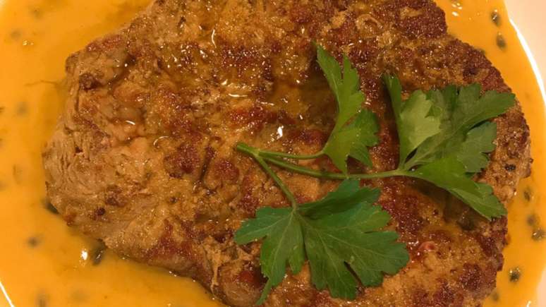 Bife assado ao molho de maracujá