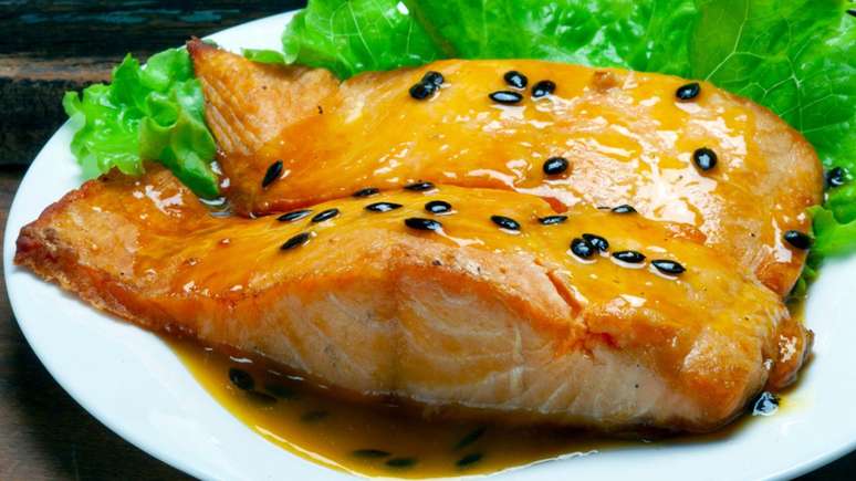 Salmão grelhado ao molho de maracujá