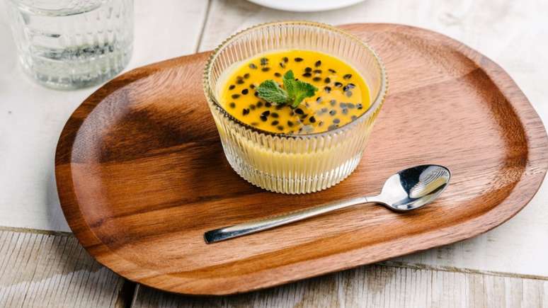 Panna cotta com calda de maracujá