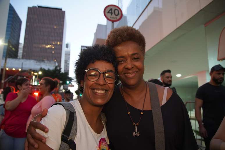 Valquíria Rosa, de 56 anos, e Daniela Neves, de 49 anos, se conheceram na edição anterior da Caminhada de Mulheres Les-Bis Cis e Trans.