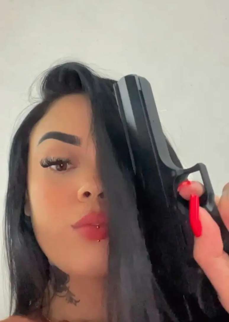 Karina tinha foto com arma falsa nas redes sociais