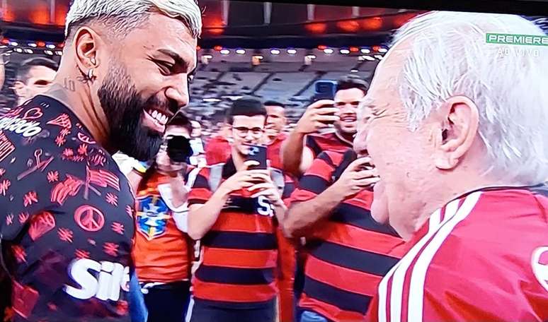 Evaristo recebe o carinho de Gabigol durante homenagem antes do jogo do Flamengo com o Gr&ecirc;mio &ndash; Reprodu&ccedil;&atilde;o de v&iacute;deo Premiere