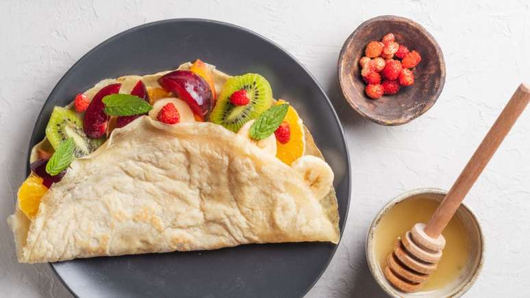 Panqueca de frutas e mel
