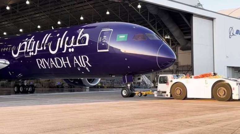 A cor índigo procura refletir “a serenidade que nossos passageiros irão vivenciar a bordo dos voos da Riyadh Air”