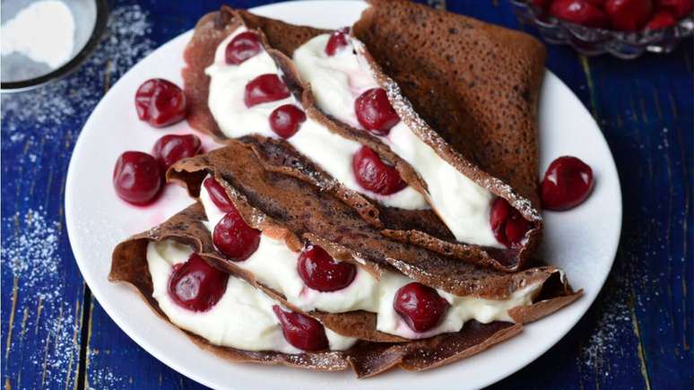 Panqueca de chocolate com cerejas