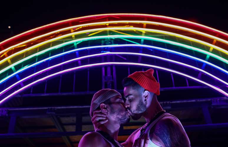 Multidão curte Castro Festival, espécie de 'esquenta' na véspera da Parada LGBT+ de São Paulo.