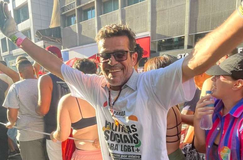 Cordeiro Luiz Henrique de Moura ajuda na contenção de multidão na Parada LGBT+