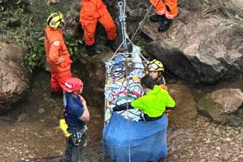 Bombeiros levaram 6 horas para resgatar a vítima