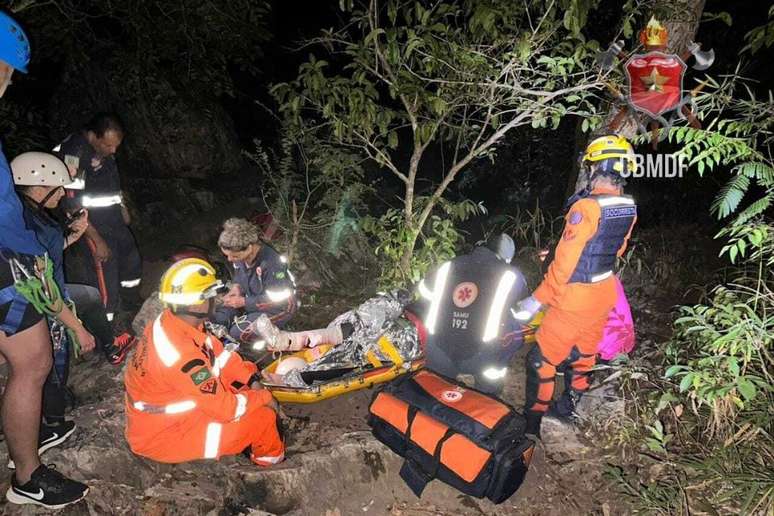 Após o resgate, Bombeiros caminharam por 3 horas até chegar em ambulância