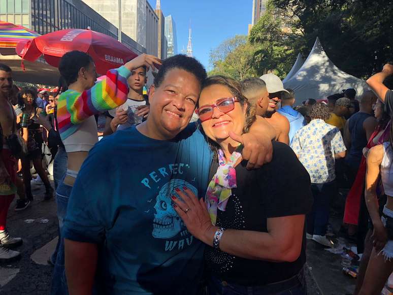 Juntas há 25 anos, Lilian e Regina participam da Parada LGBT+ há 15