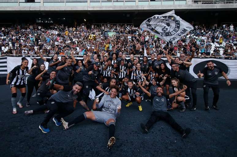 Gloriosas comemoram acesso à Série A após goleada no Niltão – Vitor Silva/Botafogo