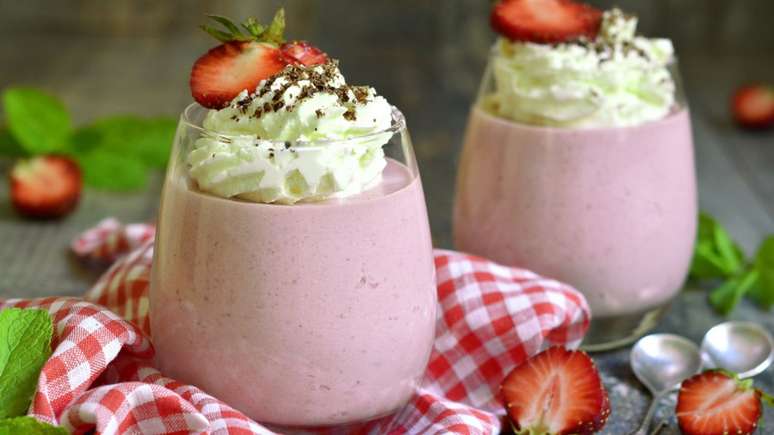 Mousse de morango com suspiro