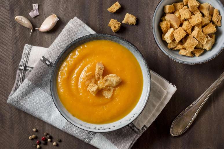 Aprenda a preparar a receita de sopa de abóbora com frango