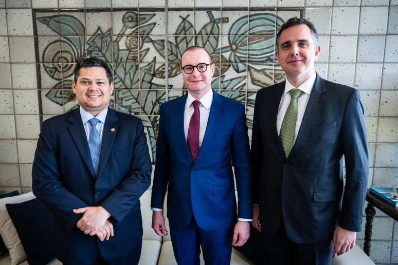 Zanin (ao centro), já esteve com Davi Alcolumbre (União Brasil-AP) e o presidente do Senado, Rodrigo Pacheco (PSD-MG)