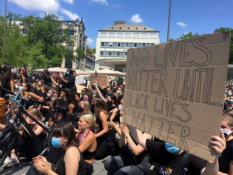 Protesto do movimento Black Lives Matter, após a morte de George Floyd sob custódia policial de Minneapolis (EUA), em Zurique, Suíça