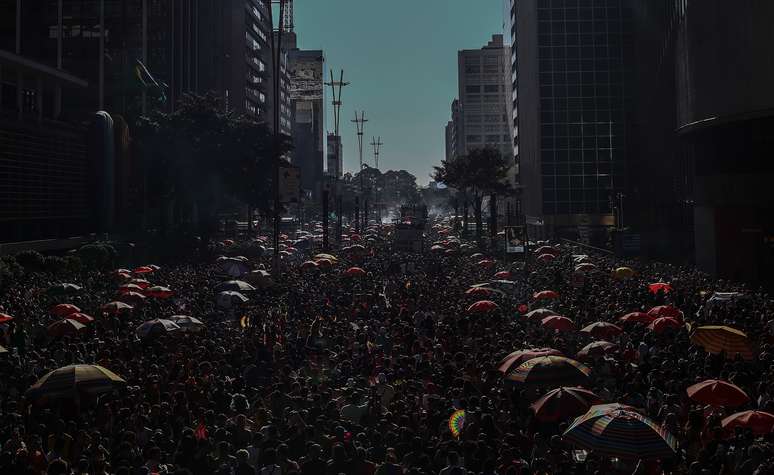 Público lota a Avenida Paulista durante a 27ª edição da Parada LGBT+