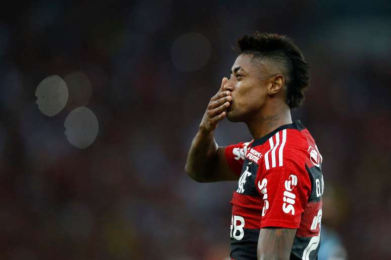 Bruno Henrique retribui carinho da torcida que, em &ecirc;xtase, gritou o nome do atacante em seu retorno triunfal &ndash;&nbsp; Wagner Meier/Getty Images