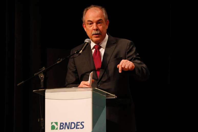 Rio de Janeiro (RJ), 23/05/2023 - O presidente do BNDES, Aloizio Mercadante, no Seminário Empoderamento Negro para Transformação da Economia. Foto: Fernando Frazão/Agência Brasil