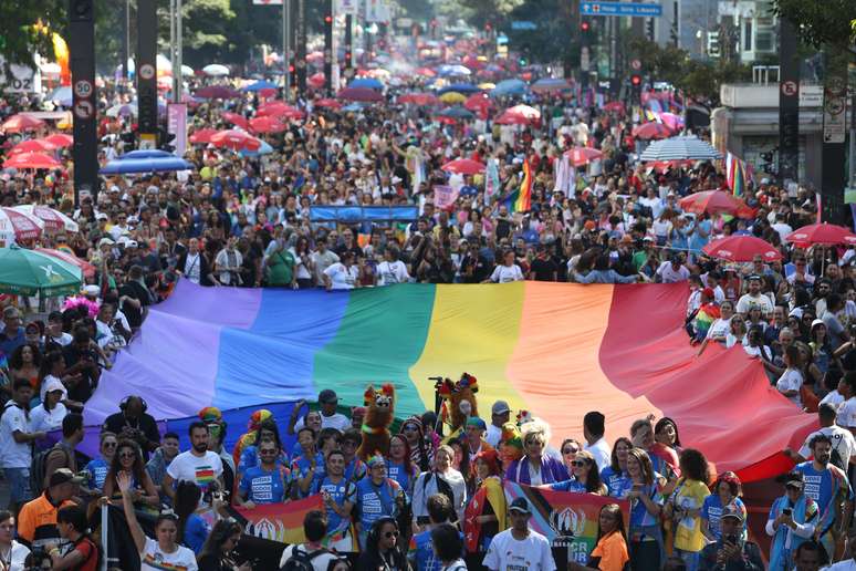 Público lotou a Paulista durante a 27ª edição da Parada LGBT