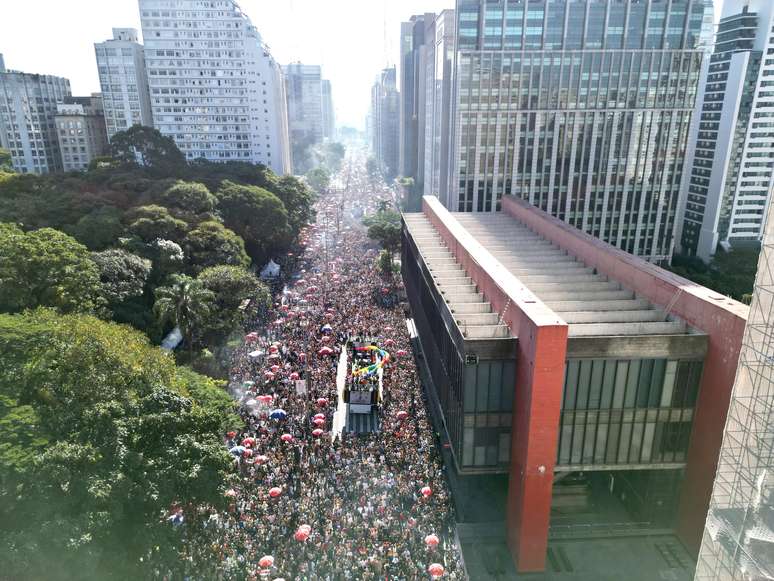 Público lota Avenida Paulista na 27ª edição da Parada LGBT+