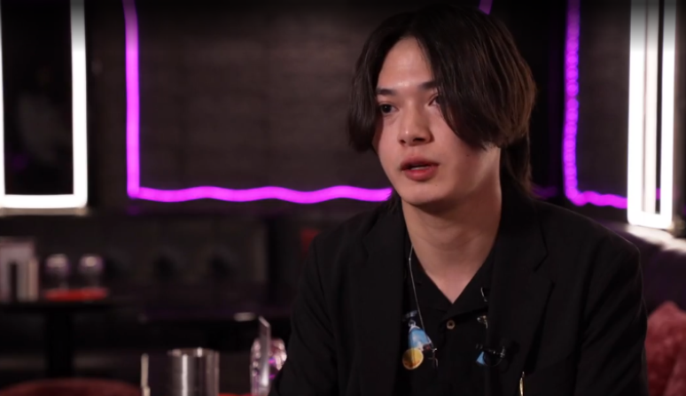 Keiju, 22, atendente em um host caf&eacute;