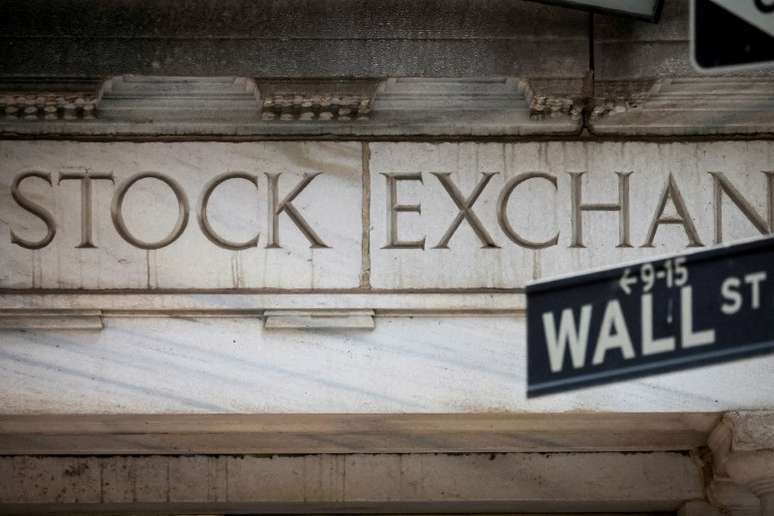 Placa em frente à Bolsa de Valores de Nova York sinaliza Wall Street
15/11/2022
REUTERS/Brendan McDermid